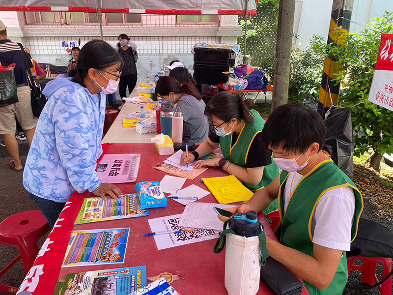 市府以身作則，普度祭拜結束後，將祭品轉捐贈給台南市社會局食物銀行。（圖／台南市環保局提供）