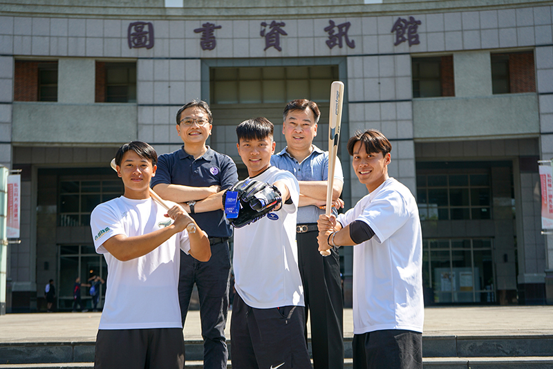 (前排左起)崑大棒球隊選手巫柏葳、李欣穎、陳飛霖入選台鋼雄鷹，與(後排右起) 校長李天祥、副校長鐘俊顏合影。（圖／崑山科大提供）