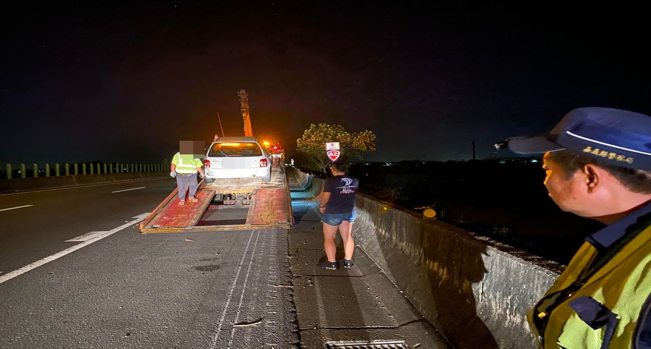 警方籲用路人，如駕駛過程遇車輛故障，應保持冷靜，盡快放置三角警示牌，避免後車追撞。