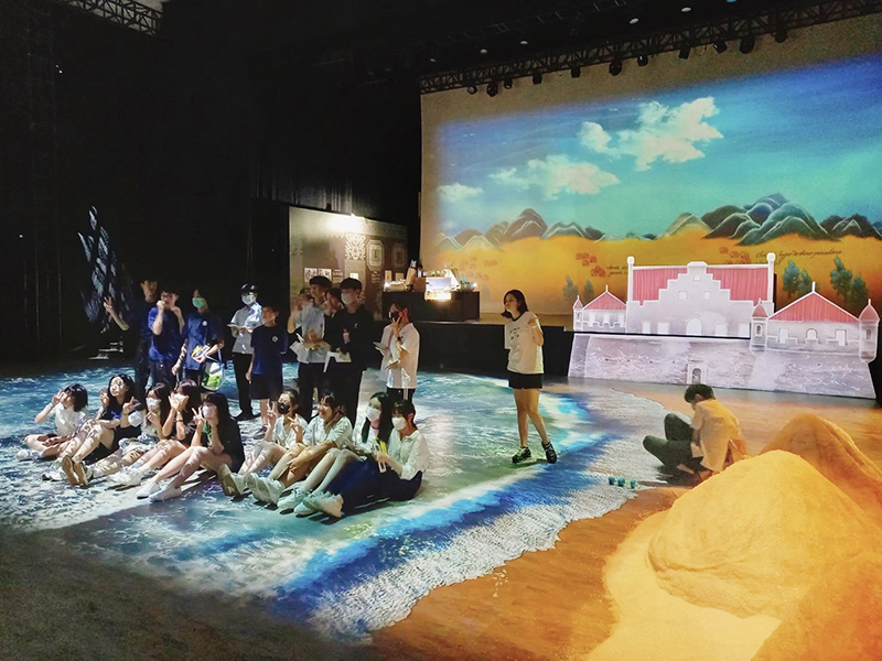 臺江內海四通八達的水道與沙灘地形，是臺南與世界接觸的歷史現場，也正是本展四百年前的那片陽光沙灘的起始點。