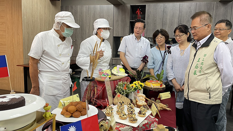 勞工局長王鑫基(右二)及華醫師長參觀學員製作的各式烘焙作品。（圖／中華醫大提供）