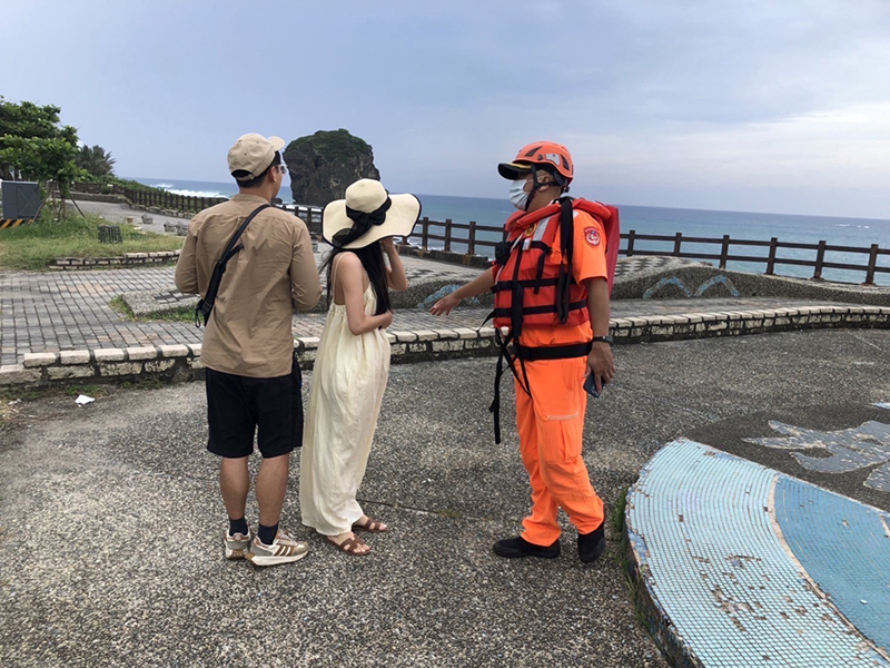 海巡人員截至4日上午9時止，已派遣勤務人力140人次，勸導民眾勿闖管制區觀浪。