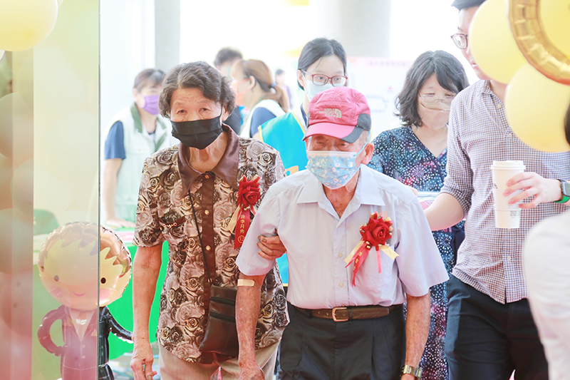 臺南市112年度鑽石婚表揚活動，盼長者們除了一起走過第一個60年，未來還有好幾個60年也能繼續相互扶持。