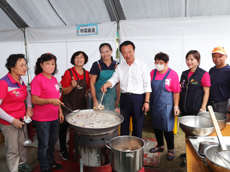 縣長翁章梁向民眾推廣美味的柿霜雞湯，並與前來參加活動民眾分享美味雞湯。