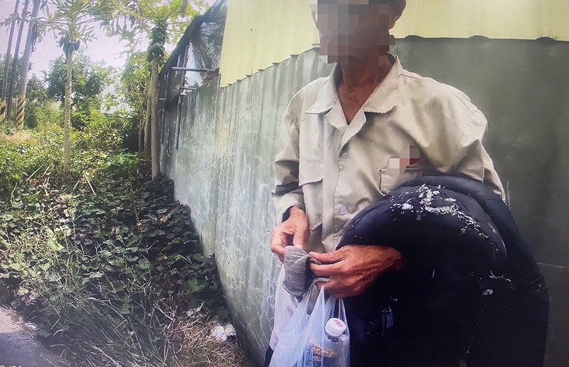 警方驅車前往老翁住家挨家挨戶尋找其住家，並於同日15時許將老翁順利送返家中休息。