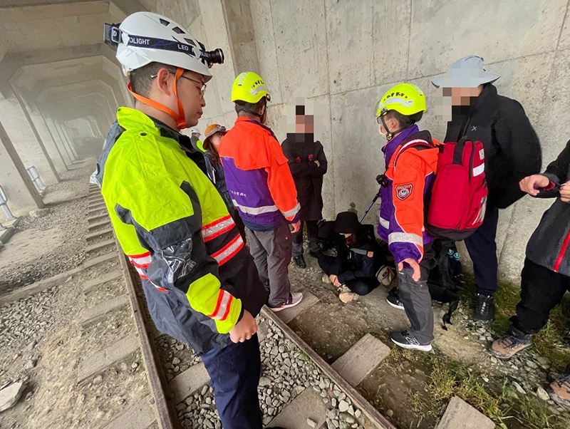 阿里山派出所員警、阿里山消防分隊等單位立即派員前往救援，所幸齊姓登山客並無大礙。