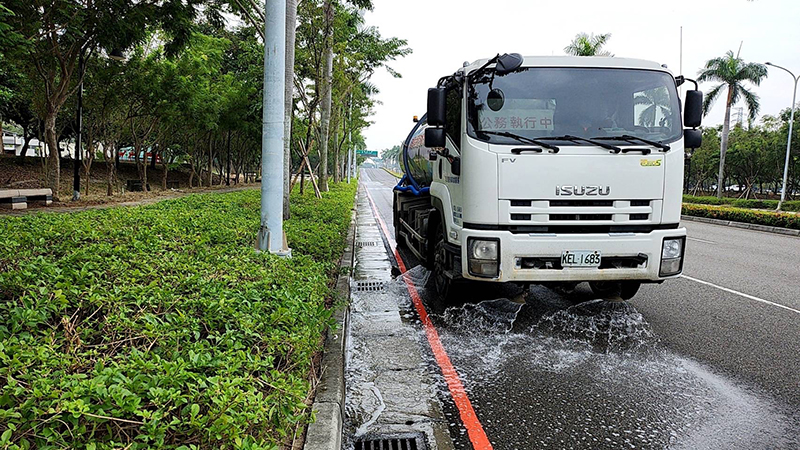 嘉南高屏六縣市聯合應變，重點道路洗街共計446公里，攜手共同減緩空品負荷。（圖／台南市環保局提供）