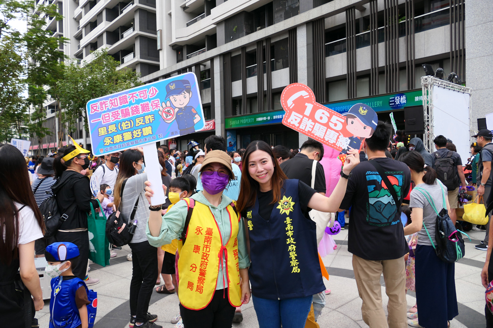 盛裝打扮的大小惡魔們闖入永康分局，齊喊「不給糖，就搗蛋」。（圖／台南市警察局永康分局提供）