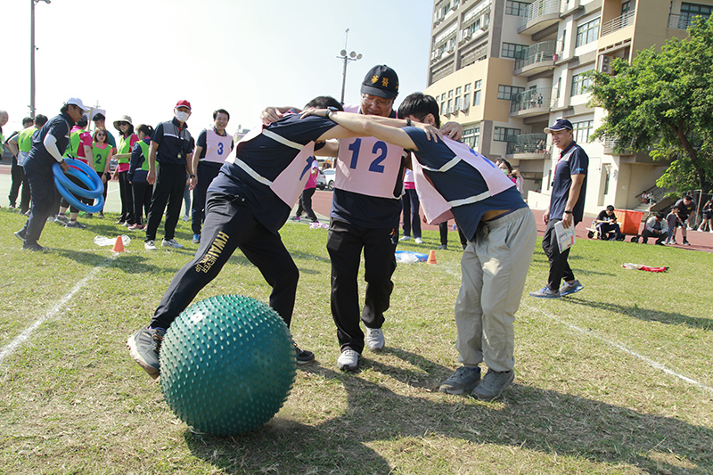 中華醫大校慶運動會師生趣味競賽考驗團隊合作默契。（圖／中華醫大提供）