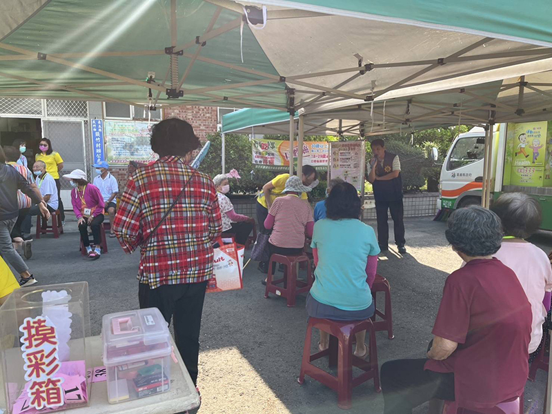 布袋分局結合嘉義縣衛生局行動醫療服務列車，利用民眾篩檢之餘，選島近期轄內詐騙案例。