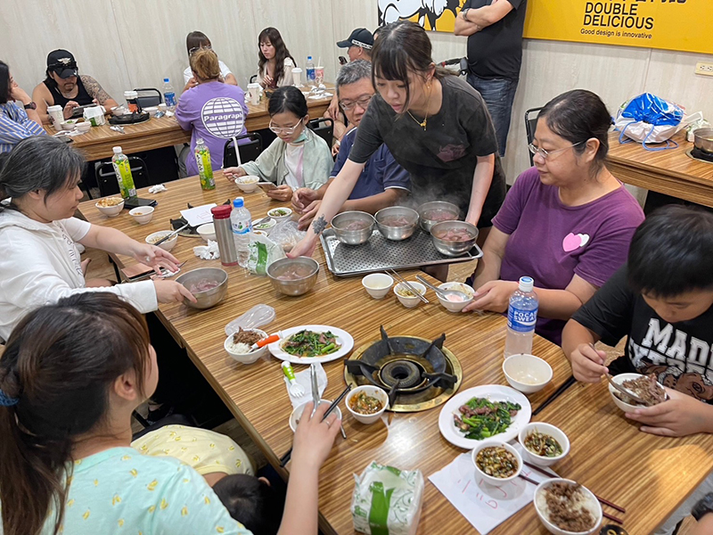 品嚐台南在地清燙牛肉湯。