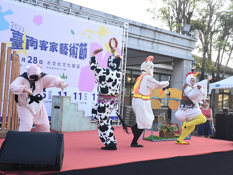 「豆子劇團」演出「村嚇糗凍農場動物狂想曲」，吸引許多民眾到場觀賞表演。