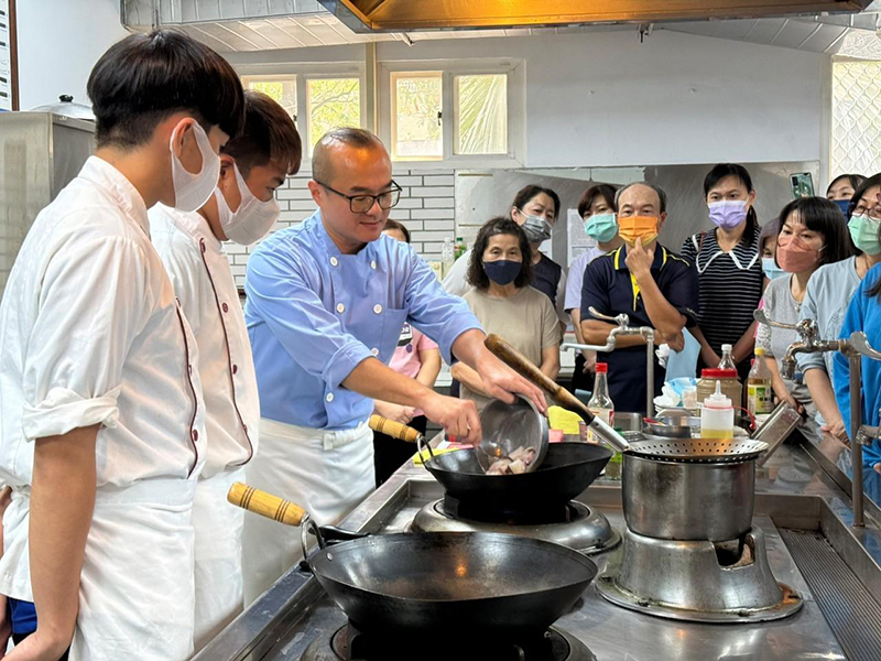 透過營養師精心設計符合學童成長所需營養之菜色、校廚善用烹調技巧烹煮出美味的午餐，將健康、均衡飲食觀念自然融入於午餐時光。