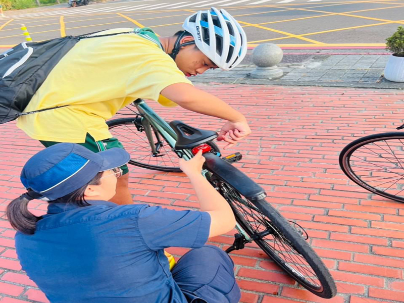 歸仁分局員警前往沙崙國中協助裝設腳踏車尾燈（圖／台南市警察局歸仁分局提供）