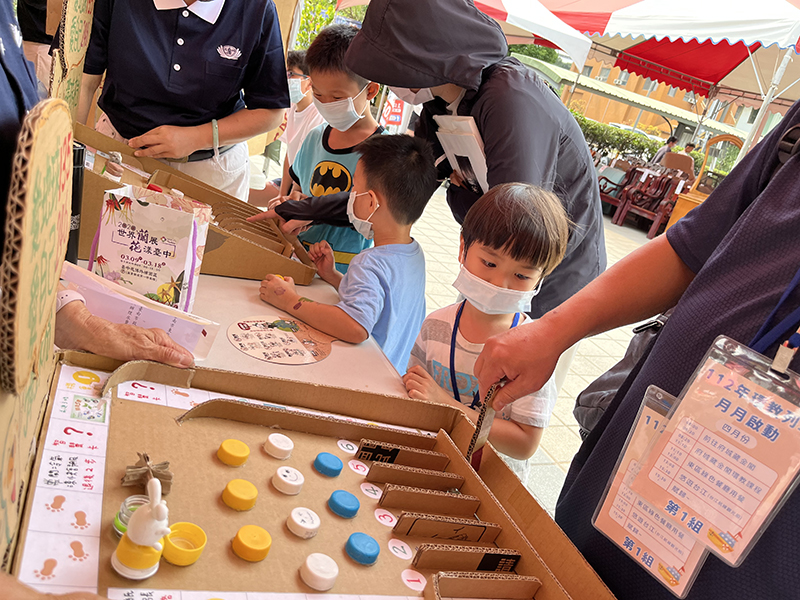 藏金閣2館首次辦理效果良好，搭著午後公園的散步人潮，或多或少都駐足停留，也成就了另一種的市集風貌（圖／台南市環保局提供）