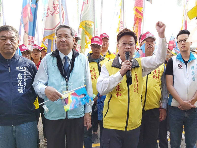 台南市第二選區立法委員候選人市議員陳昆和，在前立法委員許忠信、議員盧崑福、周奕齊及許多鄉親陪同下，完成第二選區立法委員選舉候選登記（圖／記者張振興攝，2023,11,23）