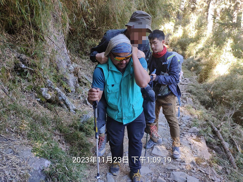 領隊黃男(台灣籍)向塔塔加小隊報案，請求救援。