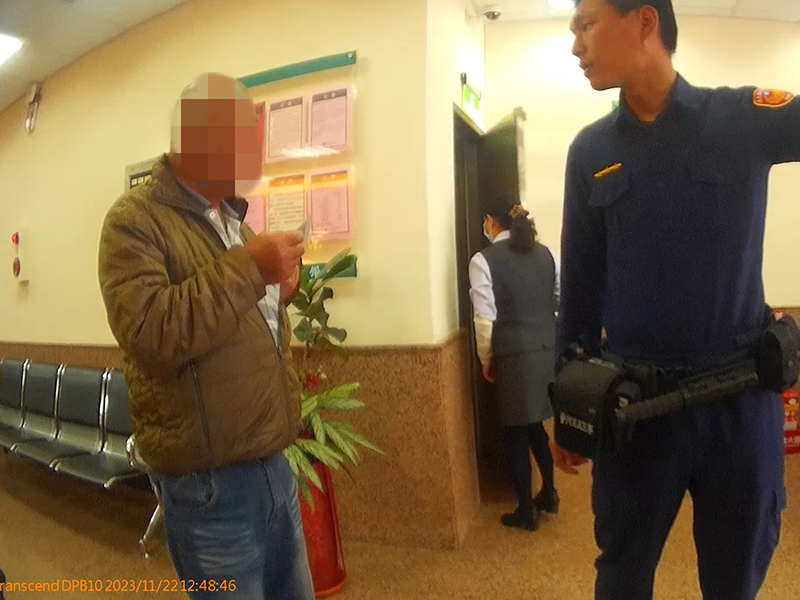 京城銀行警覺老翁疑遭詐騙，並偕同竹崎分局員警一同協助。