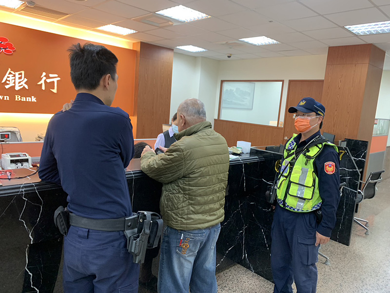 京城銀行警覺老翁疑遭詐騙，並偕同竹崎分局員警一同協助。