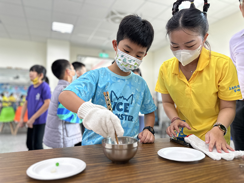 嘉義縣獨創國小長照教案 帶領學童認識老化、了解長照需求。