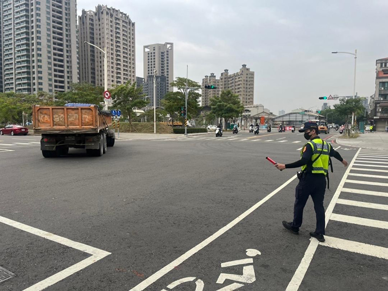 警籲用路人改駛替代道路。