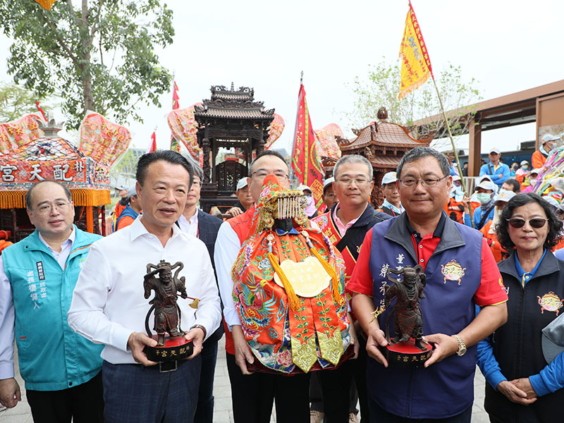 嘉義配天宮開基媽搭五分車、停駕嘉義縣政府，縣長翁章梁(右1)虔誠接駕。