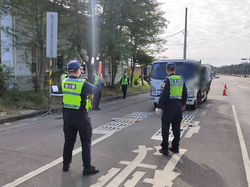 第六分局表示未來將全面不定時稽查行經安平港區大型車輛，以維護用路人行車安全（圖／台南市政府警察局第六分局提供）