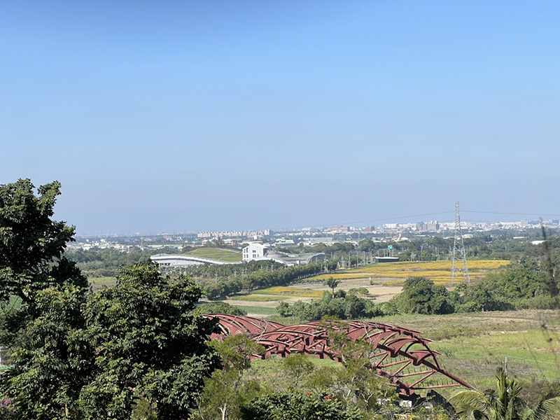 登上三角點即可俯瞰新化果菜市場的波浪型屋頂。