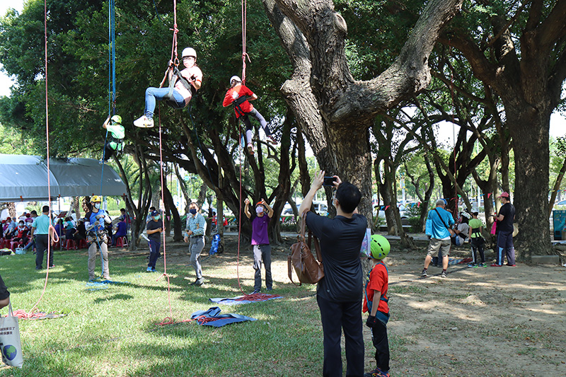 嘉義縣嘉有好市集23日將在戀人公園熱鬧登場，有「徜徉綠空聖誕親子攀樹體驗活動」提供大小朋友一起參與。