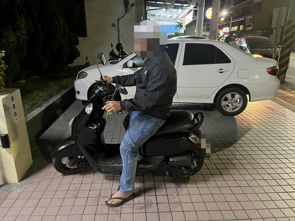 台南市警方循線逮捕偷謝神明銀牌的竊嫌莊男（圖／台南市警察局第三分局提供）