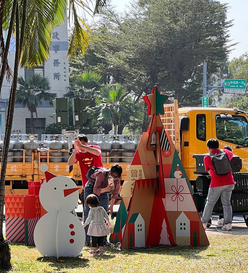 「愛在東區」聖誕公益許願市集現場充滿歡樂的耶誕氛圍，吸引家長爭相幫寶貝拍照（圖／記者林怡孜攝，2023,12,16）