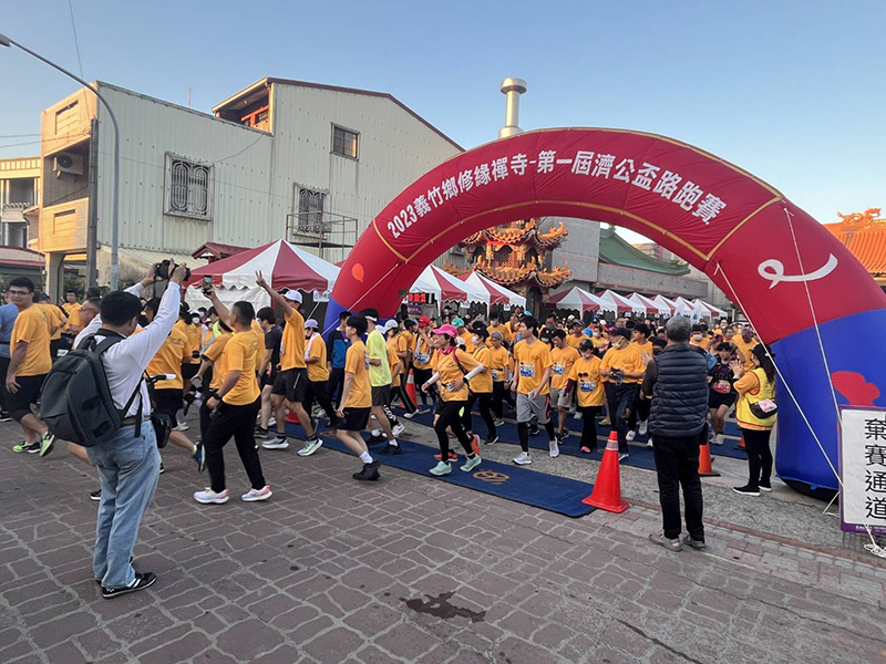 警方除了到場協助交通外，也向各地跑者宣導反詐教育，氣氛非常熱絡。