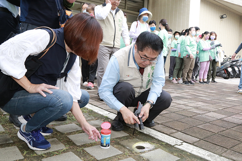 臺南市長黃偉哲視察排水孔內外環境巡檢和孳生源是否根除（圖／臺南市政府提供）