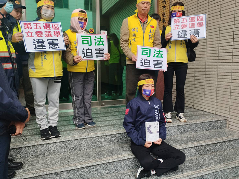 被中央選舉委員會審定資格不符的王家貞在選委會外靜坐抗議（圖／王家貞提供）