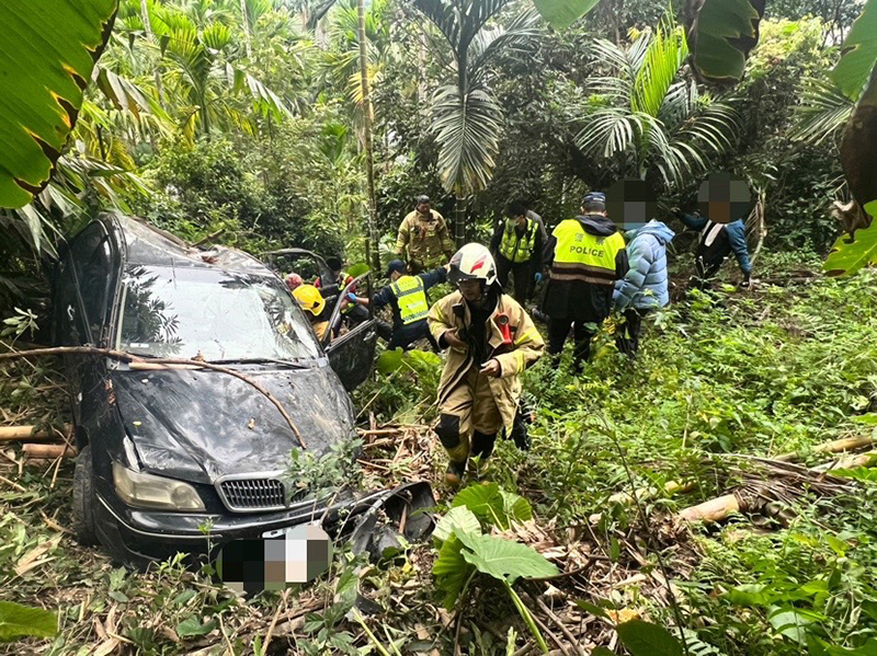 自小客翻落30米深山波，造成2人輕傷，2人因顱內出血送醫後傷重不治。（記者張翔翻攝）