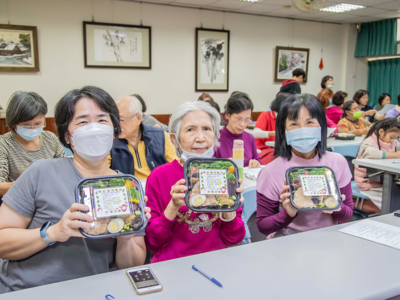 為長輩提供兼具多元營養的健康餐點，並教導他們如何辨識便當的營養份量及運動後正確的營養攝取（圖／嘉南藥理大學提供）