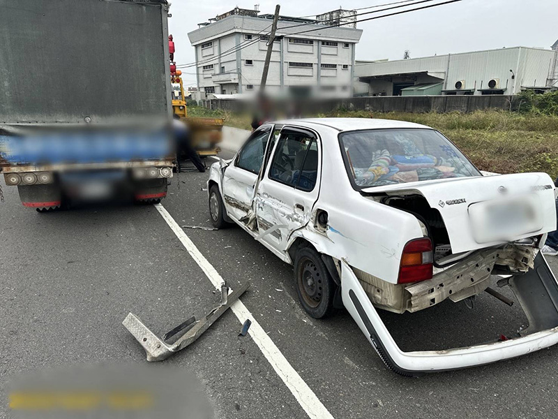 路竹區中山南路47號前發生多車追撞意外，路竹所員警到場後迅速協處車禍外也疏導交通，所幸無人傷亡。