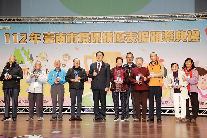 台南市長黃偉哲親自出席頒獎給7位年逾9旬的長青環保義工（圖／台南市環保局提供）