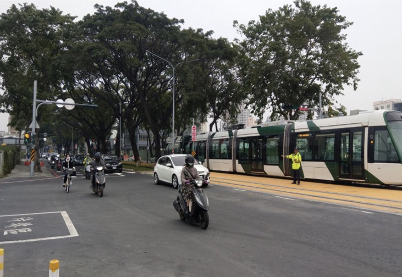 高雄市警察局呼籲前往各景點旅遊的民眾，出門前可提前確認交通資訊，或搭乘大眾運輸工具，以減少道路壅塞及停車困擾。