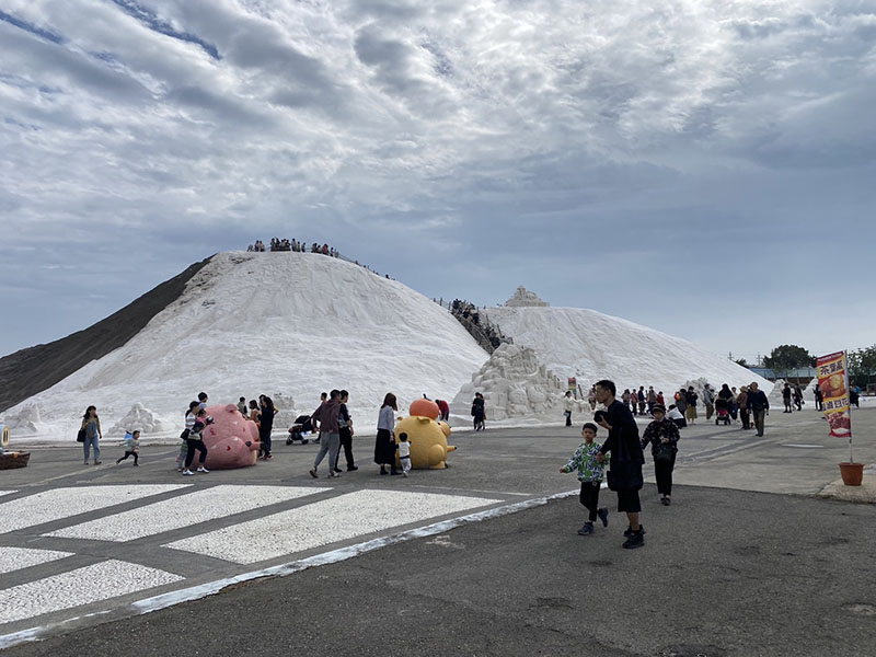 戶外風景區如虎頭埤風景區、關子嶺、北門遊客中心等也受到親子遊客的青睞一早就有許多遊客。