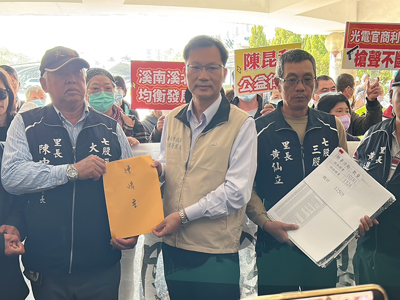 台南七股區里長聯誼會與七股區居民自救會向市府遞交連署書。