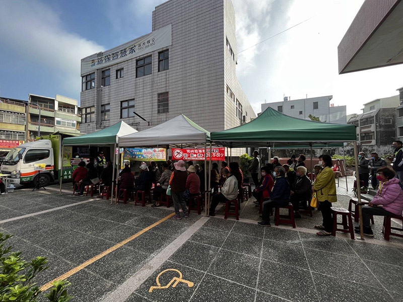 嘉義縣警察局布袋分局本月特別結合嘉義縣衛生局於義竹衛生所前之行動醫療服務列車，向現場等待健康篩檢之民眾進行反詐騙宣導。