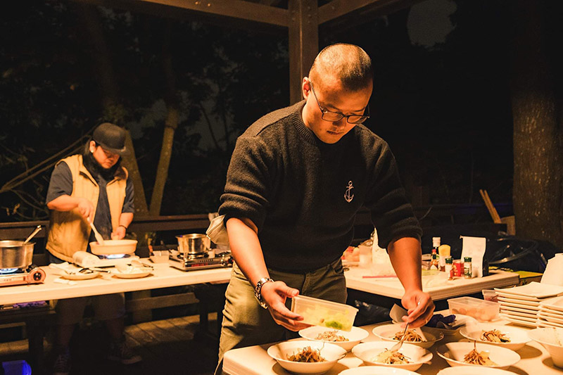 左鎮青年鍾凱勛研發打造空山祭限量「空山祭龍火餘燼專屬菜單」，以「酸、鹹、苦、鮮、甜」五味，搭配今年空山祭主題《龍火餘燼》的「幻、暗、微、新、燃」五階段策展順序。