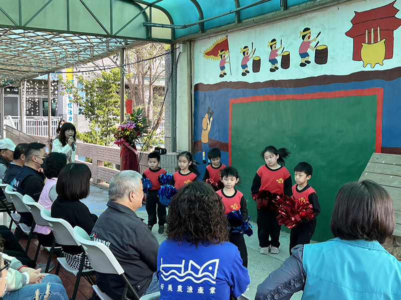 開場特別安排學校的特色舞蹈、幼兒園鼓藝表演與直笛隊表演，啟用典禮熱鬧非凡。