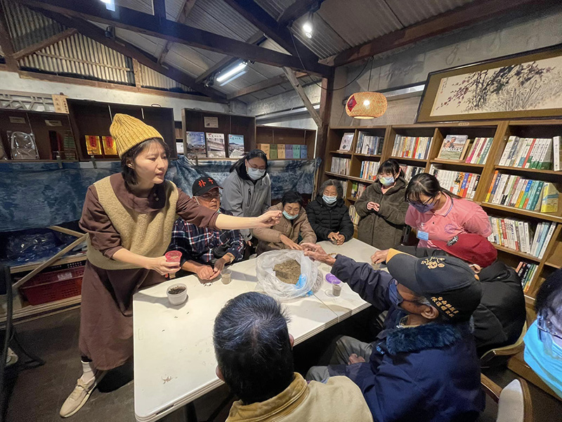 陳盈岑室長向長輩介紹木蘭種子。（圖／朴子醫院提供）