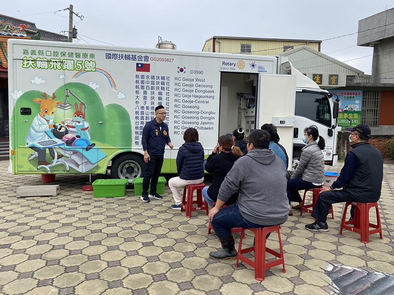 嘉義縣警察局特別結合衛生局舉辦該活動的機會前往宣講,向現場民眾宣導近期新興詐騙手法。(圖/嘉義縣警察局提供)