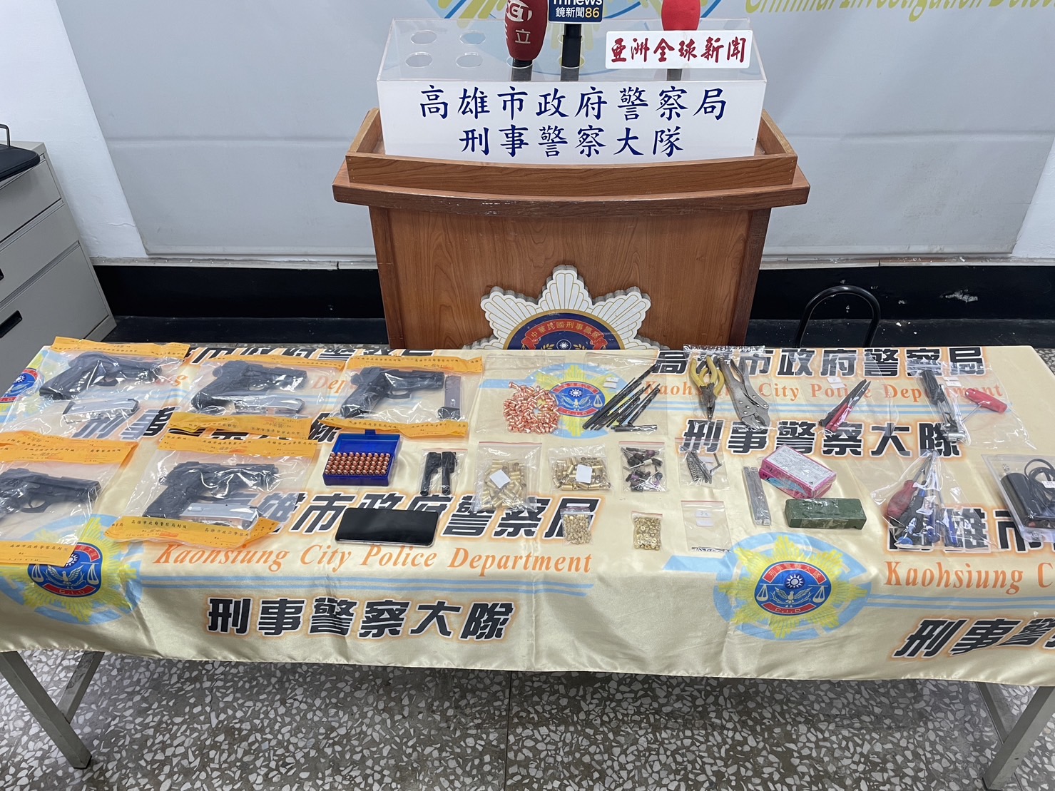 警方當場查扣非制式手槍含彈匣5把、槍管已貫通2支、子彈50顆、改造槍枝工具1批等證物。(圖/高雄市刑大提供)