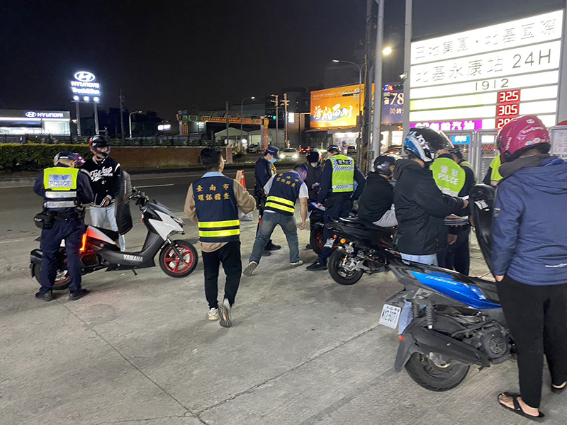 永康分局特於昨(30)日18-22時結合監理站及環保局聯合稽查,針對車輛燈光、車身及排氣管等違規改裝取締。(圖/台南市政府警察局永康分局提供)