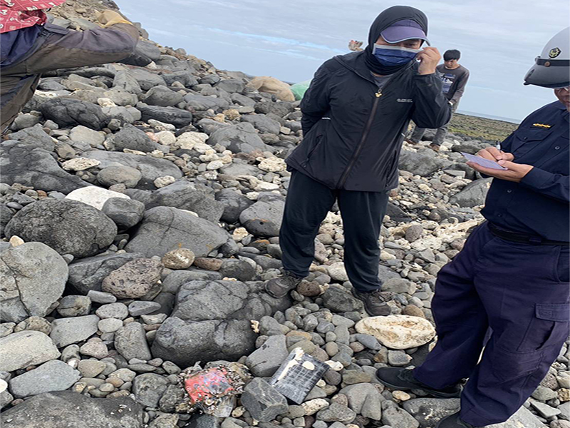 澎湖民眾在龍門村海岸淨灘時發現一長方形防水袋包裝物品，內容物警方初步判定為古柯鹼一級毒品。（圖／澎湖縣警察局馬公分局）