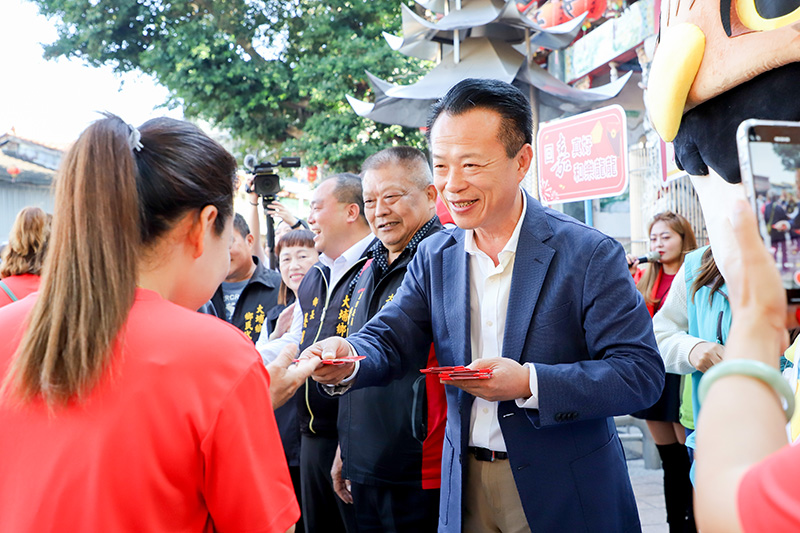 嘉義縣長翁章梁率縣府團隊前往大埔鄉及阿里山鄉發放「幸福龍來嘉」紅包。（圖／嘉義縣政府提供）